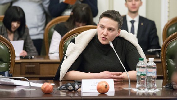 Надія Савченко принесла на засідання регламентного комітету Верховної Ради два гранати. Комітет підтримав подання генпрокурора Юрія Луценко про зняття недорканності, затримання і арешт. 