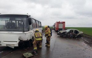 В Донецькій області зіткнувся автобус і легковик, один чоловік загинув. Фото: Нацполіція