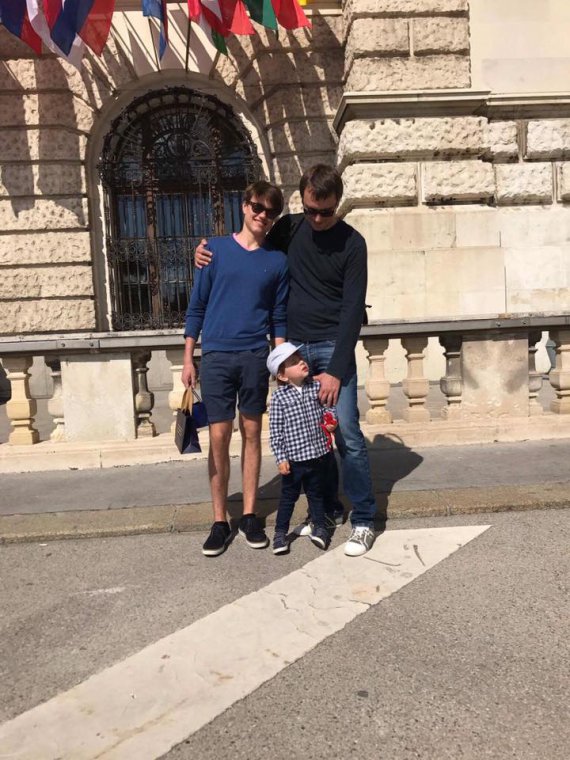 Володимир Омелян із синами