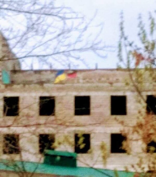Національний та червоно-чорний прапор в окупованому Донецьку