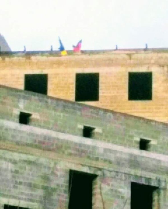 Национальный и красно-черный флаг в оккупированном Донецке