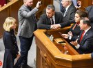 "Радикалы" 17 апреля блокируют трибуну парламента. Представитель президента Ирина Геращенко подошла подискутировать