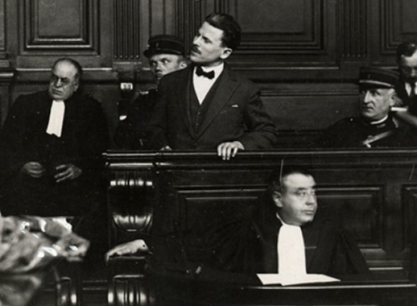 Самуїл Шварцбард (стоїть в центрі) під час судового процесу по справі вбивства Симона Петлюри