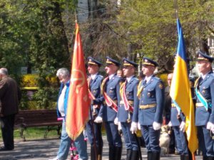 Во время празднования юбилея Киевского военного инженерно-радиотехнического училища, военные прошлись с флагом с символикой СССР. Фото: Айдер Муждабаев