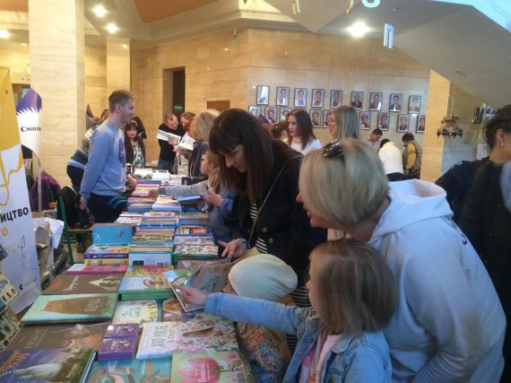 Украинцы на книжной ярмарке покупают сразу по несколько изданий