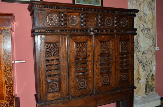 Уникальный французский шкаф-буфет XVIII века сделан в провинции Британь