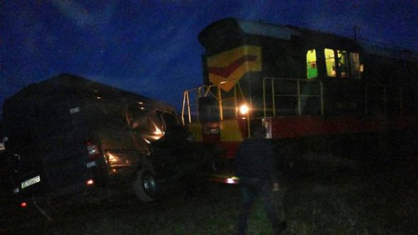 На Львівщині потяг врізався в автобус