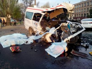 В Кривом Роге на Днепропетровщине произошла тройная ДТП, в которой погибли 9 человек