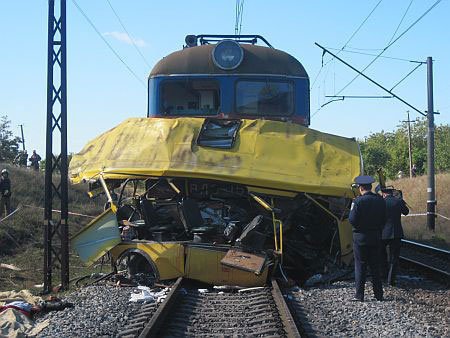 Поблизу міста Марганець автобус , в якому перебували 52 пасажири, зіткнувся з поїздом. Ця аварія стала найкривавішою з часів Незалежності України