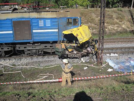 Локомотив протащил маршрутку около 300 метров. Тела погибших собирали вдоль путей