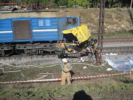 Локомотив протягнув маршрутку близько 300 метрів. Тіла загиблих збирали уздовж колії
