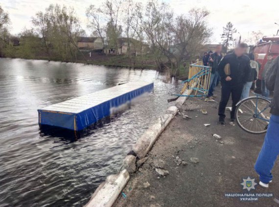 Грузовик упал с моста после того, как сбил велосипедистку