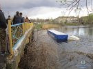 Вантажівка впала з моста після того, як збила велосипедистку