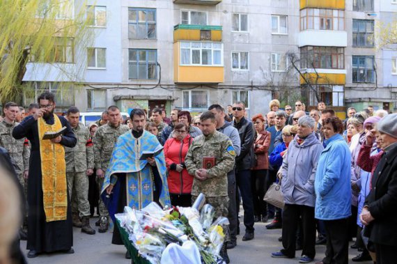 В Лисичанске простились с погибшим воином Александром Матусом.