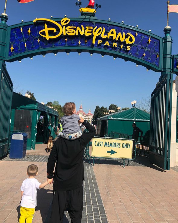 Монатик отдохнул с детьми в Disneyland