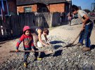 Роми самотужки відремонтували дорогу до свого села