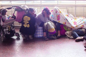 Роми чекають потяга на Південному залізничному вокзалі 18 квітня. Поруч десяток осіб сплять на підлозі. Вкриваються ковдрами, куртками. Залою бігають діти, показують серед­нього пальця