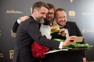 Виконавець головної ролі в комедії ”Дзідзьо Контрабас” Михайло Хома (в центрі) після вручення нагороди ”Золота дзиґа” фотографується з режисером фільму Олегом Борщевським (ліворуч) і продюсером Павлом Сушком