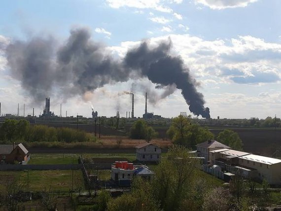 Горіли автомобільні покришки у промзоні