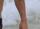 Чарли Ханнэм отдохнул в перерыве между съемками фильма "Тройная граница" на острове Оаху, Гавайи Фото: dailymail.co.uk