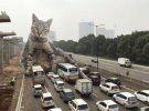 Франсдита Муасифин делает коллажи с огромными котами среди городских пейзажей