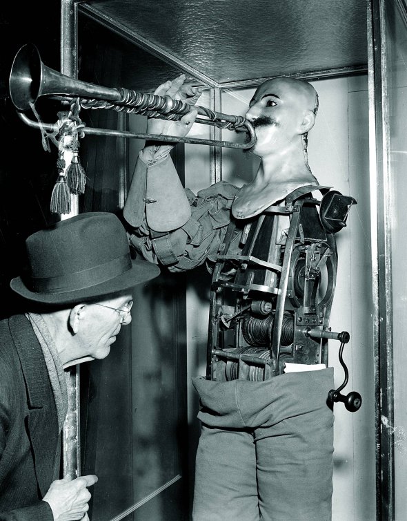 30 квітня 1950 року відвідувач Німецького музею в Мюнхені розглядає першого у світі робота. Це механічний солдат, який міг дути в сурму. Мав усередині сифони зі шкіри й очерету. Його створив механік Фрідріх Кауффман із Дрездена 1810-го. Конструював роботів разом із сином. Показував їх на ярмарках за гроші