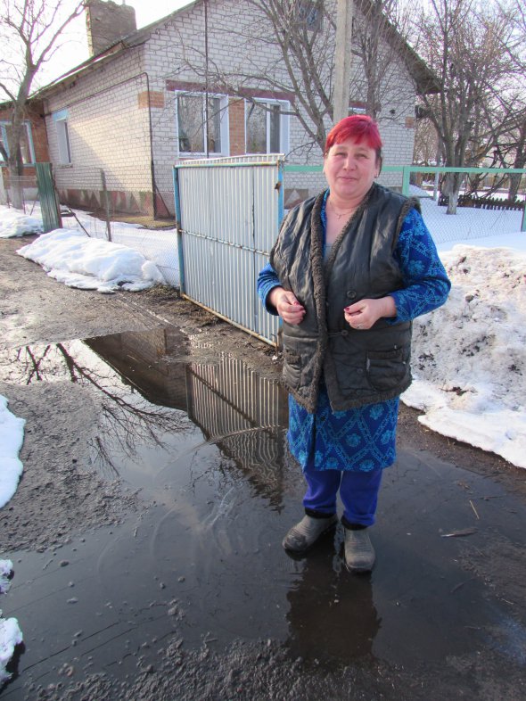 Надія Чегринець готується до Великодня, відволіклася від миття вікон. Березень 2018-го