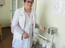 Медсестра Наталья Дундук показывает кабинет для прививок