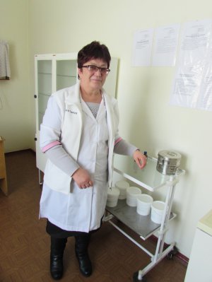 Медсестра Наталья Дундук показывает кабинет для прививок