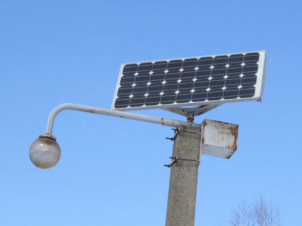 Фонари с солнечными панелями ставили как маяковое освещение в 2010 году. Сейчас проводят уличное освещение, которое работает от общей электросети
