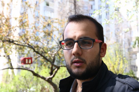 Ілія Куса, 25 років, експерт із міжнародної політики аналітичного центру "Український інститут майбутнього". Народився в Києві. Мама – українка. Батько - сирієць. Сім’я виїхала дло Сирії після народження Ілії. Жили в Дамаску, Латакії та у селищі біля міста Масьяф, що у провінції Хомс. Навчався в Інституті міжнародних відносин у Києві за спеціальністю "міжнародна інформація". Працював журналістом, перекладачем