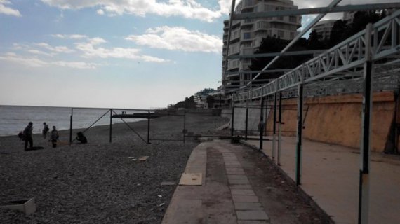 Километры пляжей спрятали от людей за высокими металлическими заборами