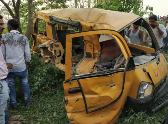 Смертельное ДТП в Индии: поезд протаранил школьный автобус