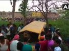 Смертельное ДТП в Индии: поезд протаранил школьный автобус