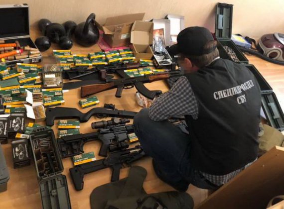 Двое одесситов занималось контрабандой и продажей в Украине огнестрельного оружия