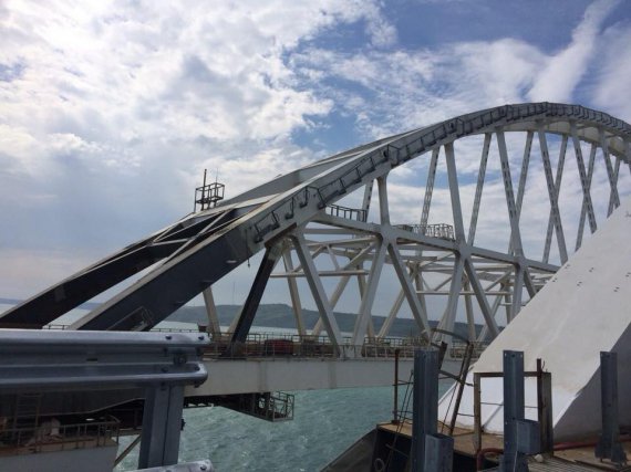 Окупанти завершили укладання асфальтобетону на автодорожній частини мосту через Керченську протоку