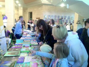Відвідувачі Черкаського книжкового фестивалю роздивляються новинки на стенді ”Видавництва Старого Лева”