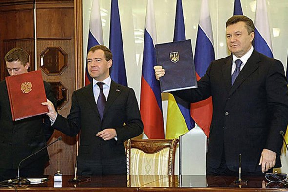 Президенты России Дмитрий Медведев (слева) и Украины Виктор Янукович (справа) показывают подписаны соглашения.