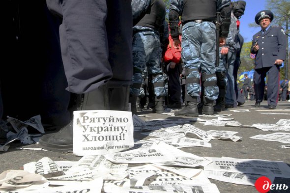 На улицах и под Радой в день голосования за "Харьковское соглашение"  неспокойно.