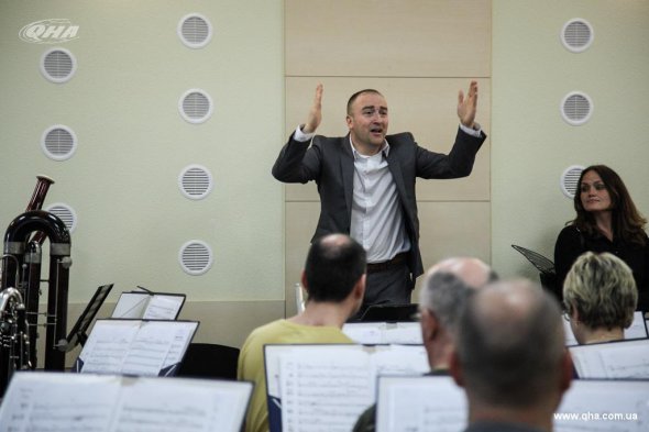 Джастін Льюїс диригує Національним президентським оркестром України.