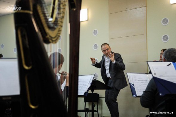Джастин Льюис дирижирует Национальным президентским оркестром Украины.