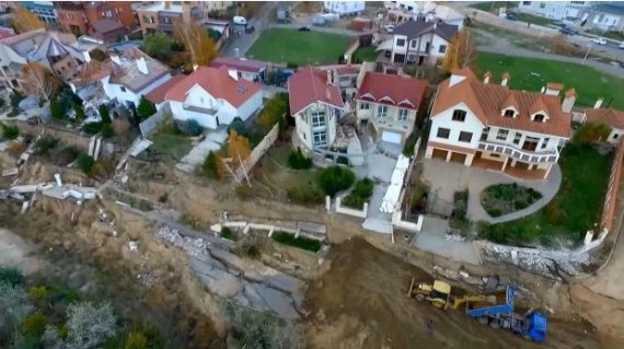 В Чорноморську через ерозію ґрунту руйнуються eлітні котеджі, однак влада стверджує, що все під контролем. Фото: Facebook