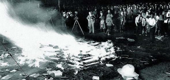 Студенти палять книжки на площі біля оперного театру в Берліні, Німеччина, 10 травня 1933 року. Знищують видання, які заборонила нацистська партія