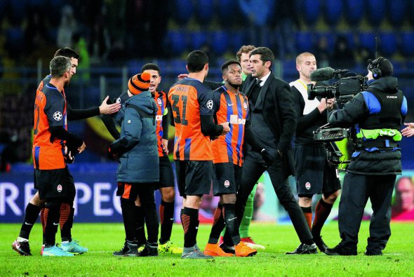 Головний тренер донецького ”Шахтаря” Паулу Фонсека cтоїть разом із ключовим півзахисником Фредом та лівим оборонцем Ісмаїлі (№31). Найімовірніше, Фонсека та Фред влітку залишать клуб