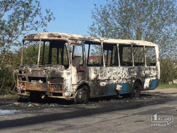 В Кривом Роге из-за замыкания проводки загорелся автобус