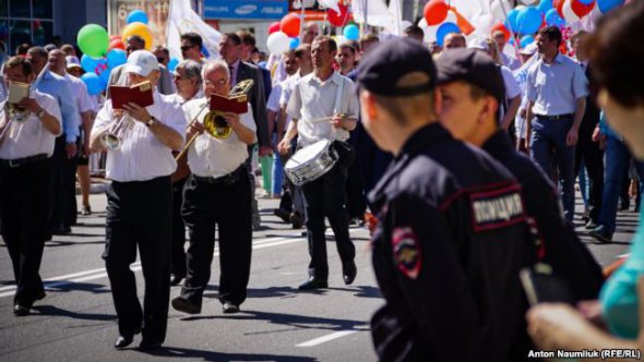1 мая в Симферополя провели праздничное шествие