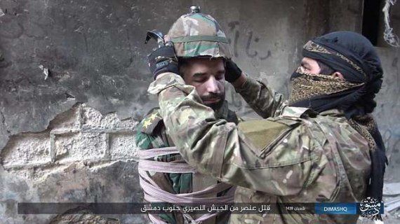 Боевики "Исламского государства" превратили одного из пленников на "живую бомбу"