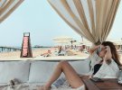 Надя Дорофеева отдыхает в перерывах между выступлениями у бассейна Фото: Instagram