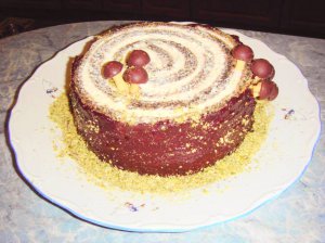 Коржі для торту ”Пеньок” виставляють вертикально, чергуючи світлі й темні. Прикрашають шоколадом, кокосовою стружкою та свіжими ягодами