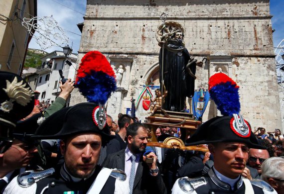 Фестиваль змей в Италии посвященный святому Доменику
